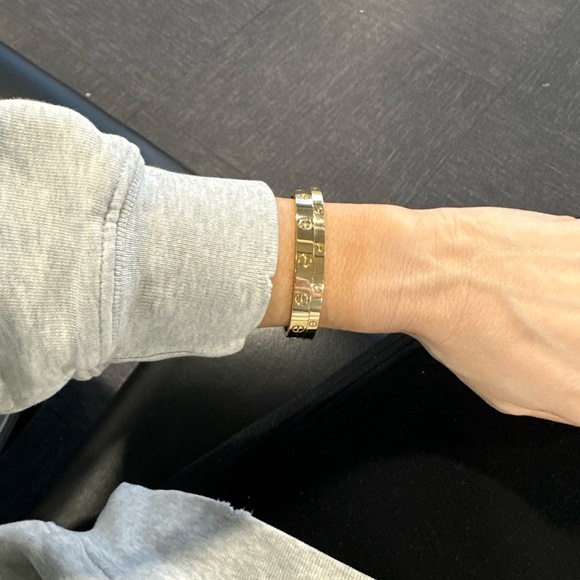 Love Bracelet, Small Model in Y-G 16 VIDEO BELOW 

Comes w/ box, authentic card - Picture 3 of 8